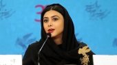 استایل هنری آزاده صمدی در آرت گالری؛ رنگ لباسش رو با تابلو نقاشی ست کرده 