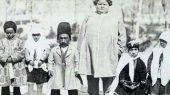 نوه ناصرالدین‌شاه با هشت غلام آفریقایی؛ عکس بهرام میرزا پسر ظل‌السلطان