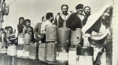 قاب تاریخ| کودکی گوگوش، صف نفت در تهران، شان پن در نماز جمعه، جبار و ابداعش 