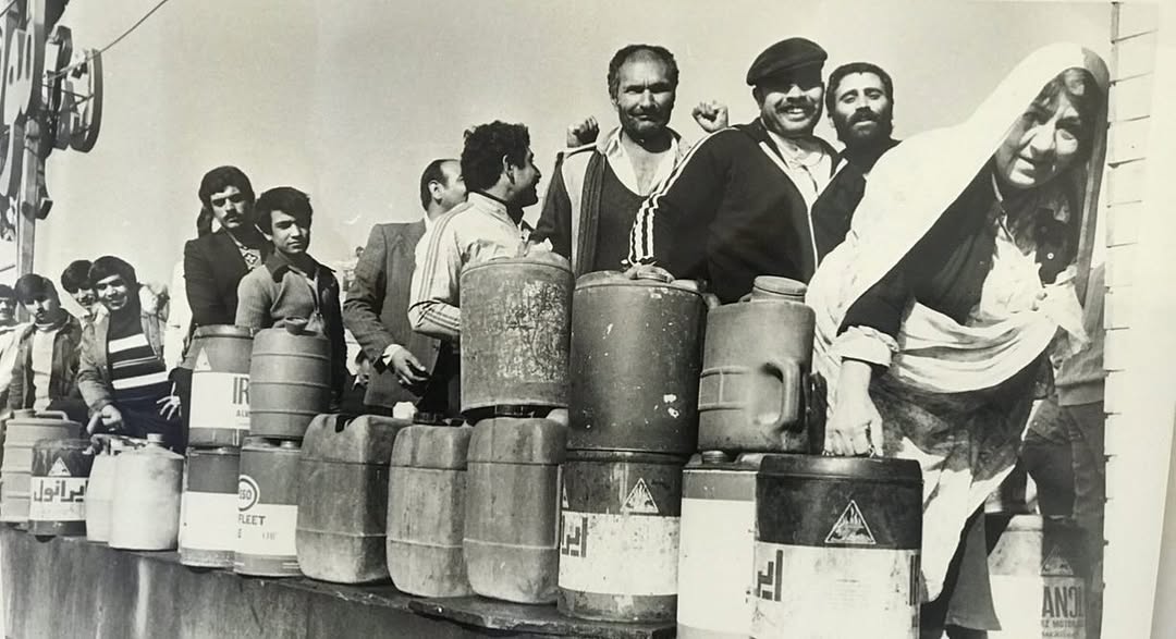 قاب تاریخ| کودکی گوگوش، صف نفت در تهران، شان پن در نماز جمعه، جبار و ابداعش