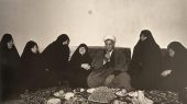 قاب تاریخ| بهروز وثوقی و آنتونی کویین، تهران ۵۷، عکس خانوادگی آیت‌الله رفسنجانی و دختران تهرانی سال ۸۸ 