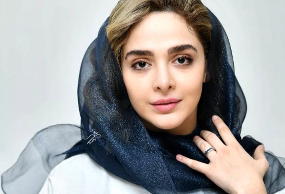 عکس  / ژست‌های یاسمن سریال گرگ و میش زیر رقص نور و معماری اصیل../ از گلدان گرانقیمت تا تابلوی کلاسیک و ویترین نوستالژی