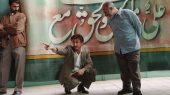 قاب تاریخ| کودکی گوگوش، صف نفت در تهران، شان پن در نماز جمعه، جبار و ابداعش 