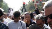عکس/  تیپ و استایل هنرمندان حاضر در مراسم تشییع ناصر تقوایی با لباس های رنگی و سفید به سفارش همسر آن مرحوم/ محسن شریفیان، شهاب حسینی، مارال بنی آدم، ستاره اسکندری و… 
