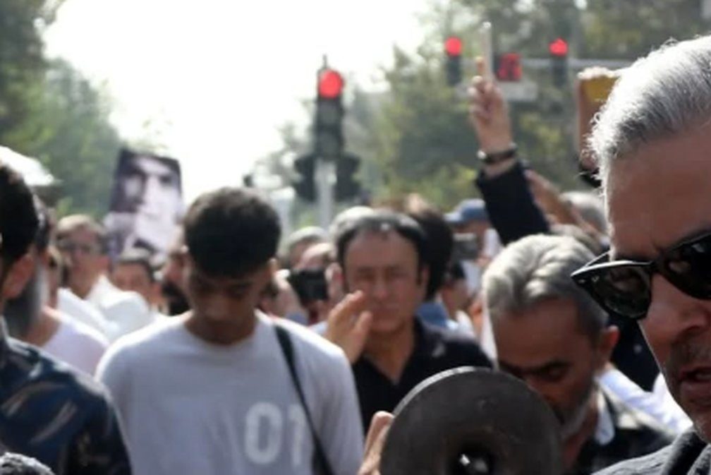 عکس/  تیپ و استایل هنرمندان حاضر در مراسم تشییع ناصر تقوایی با لباس های رنگی و سفید به سفارش همسر آن مرحوم/ محسن شریفیان، شهاب حسینی، مارال بنی آدم، ستاره اسکندری و…