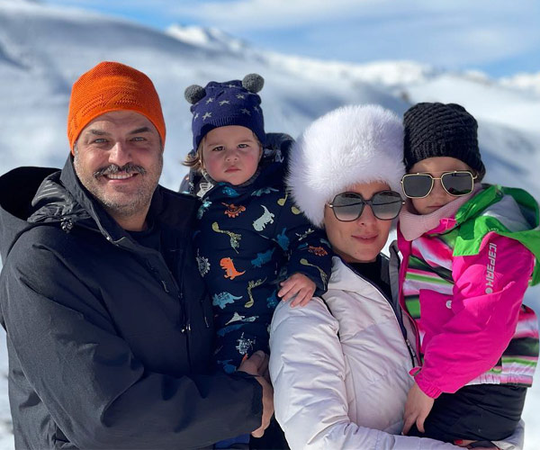 سام درخشانی و همسرش با عکس فرزندان برکه و برسام