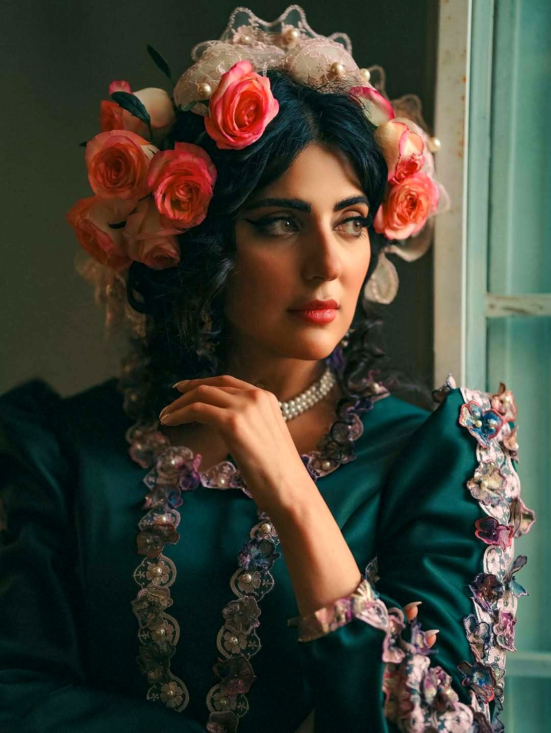 هلیا امامی با لباس‌های قدیمی