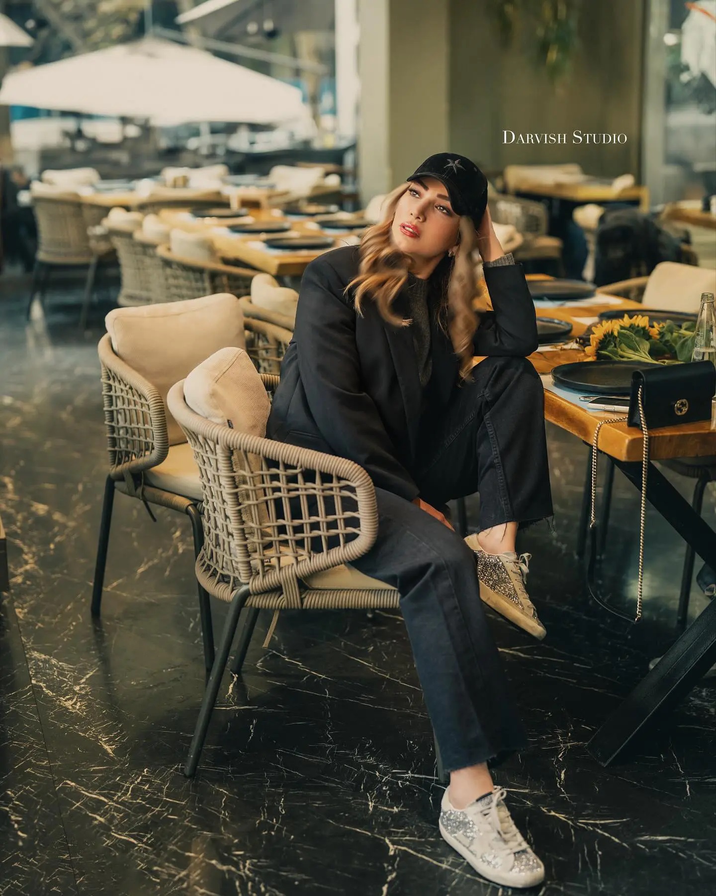 متین ستوده با استایل پاییزی شیک و کلاه کپ؛ ترکیبی که همه را مجذوب کرد