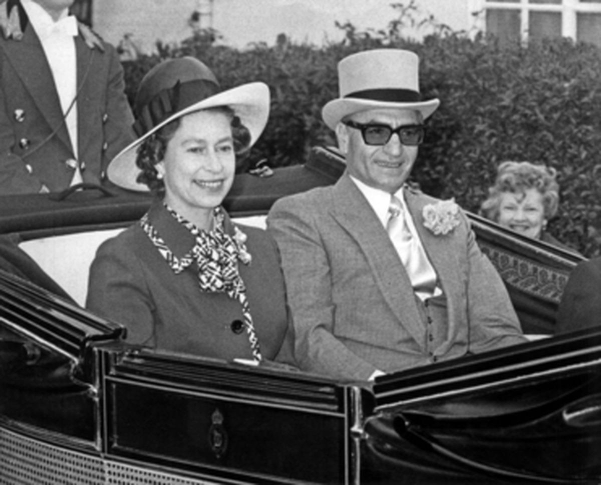 قاب تاریخ | «ملکه الیزابت و محمدرضا پهلوی» در حال بازدید از جواهرات سلطنتی ایران؛ سال ۱۳۳۹