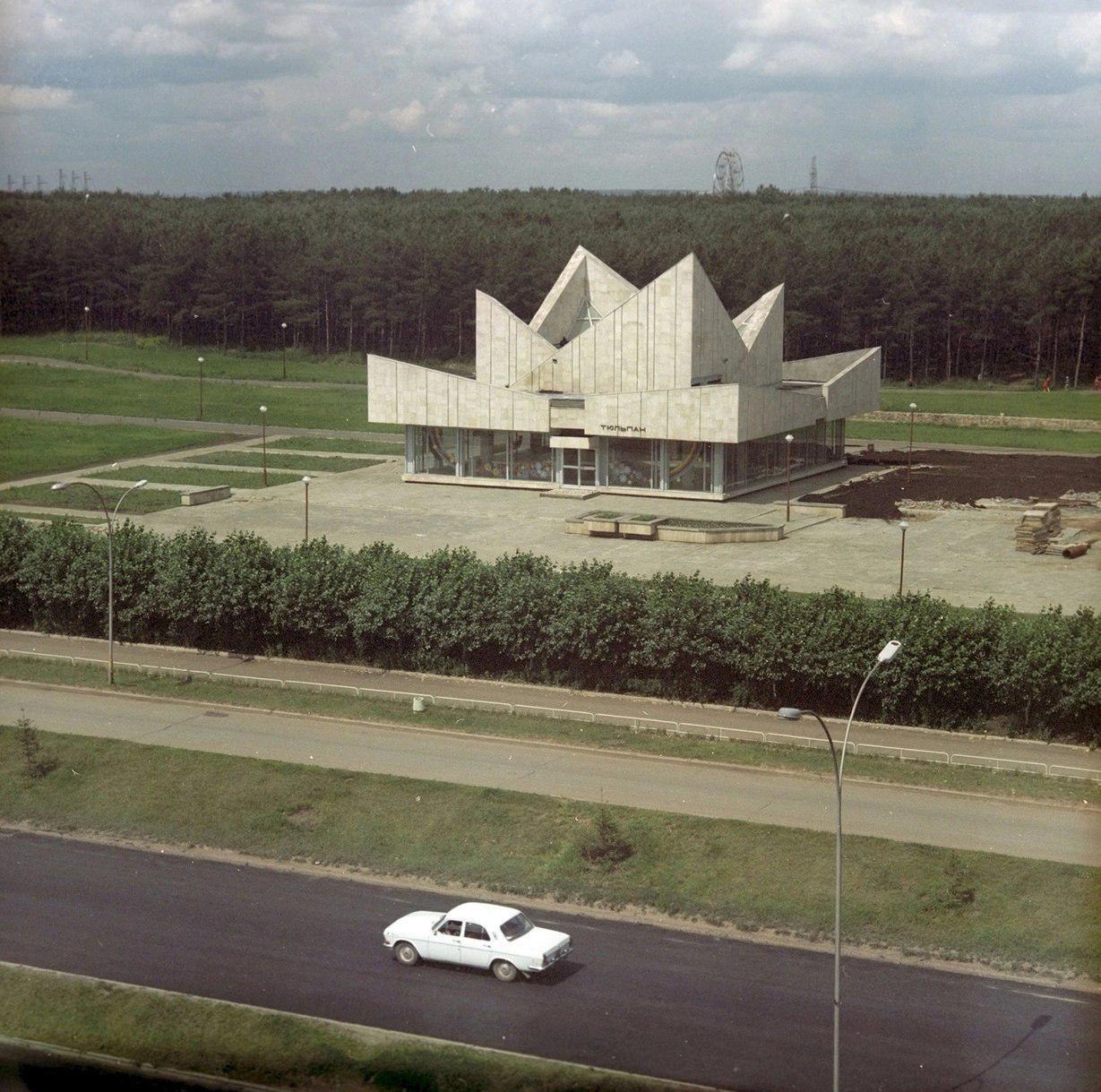 نمای ساختمان قدیمی تولیپ در نابرژنای چلنی روسیه که طی سال‌های ۱۹۸۰ تا ۲۰۱۷ کاربری‌های مختلفی از سینما و رستوران تا مجموعه حمام داشته و در نهایت تخریب شده و جای خود را به مجتمع مسکونی داده است.