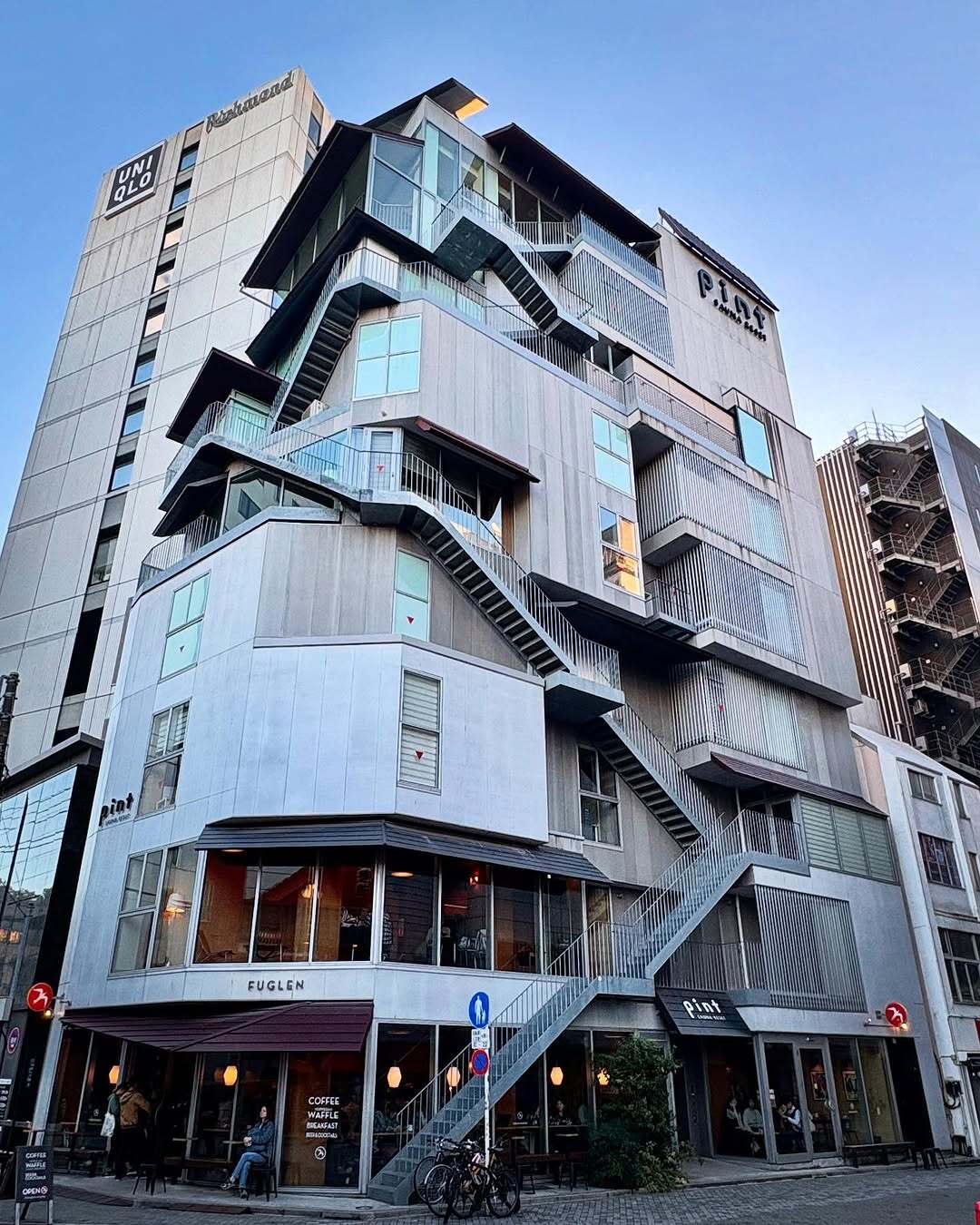 نمای ساختمان ناین آورز آساکوسا در توکیو که طی سالهای ۲۰۱۸ تا ۲۰۲۵ از هتل کپسولی به برج سونا تغییر کاربری داده و اکنون تنها کافه نروژی FUGLEN در طبقه همکف آن فعال است؛ تصویری مرتبط با معماری و تغییرات کاربری بنا در منطقه آساکوسا. نمای ساختمان ناین آورز آساکوسا در توکیو که طی سالهای ۲۰۱۸ تا ۲۰۲۵ از هتل کپسولی به برج سونا تغییر کاربری داده و اکنون تنها کافه نروژی FUGLEN در طبقه همکف آن فعال است؛ تصویری مرتبط با معماری و تغییرات کاربری بنا در منطقه آساکوسا.