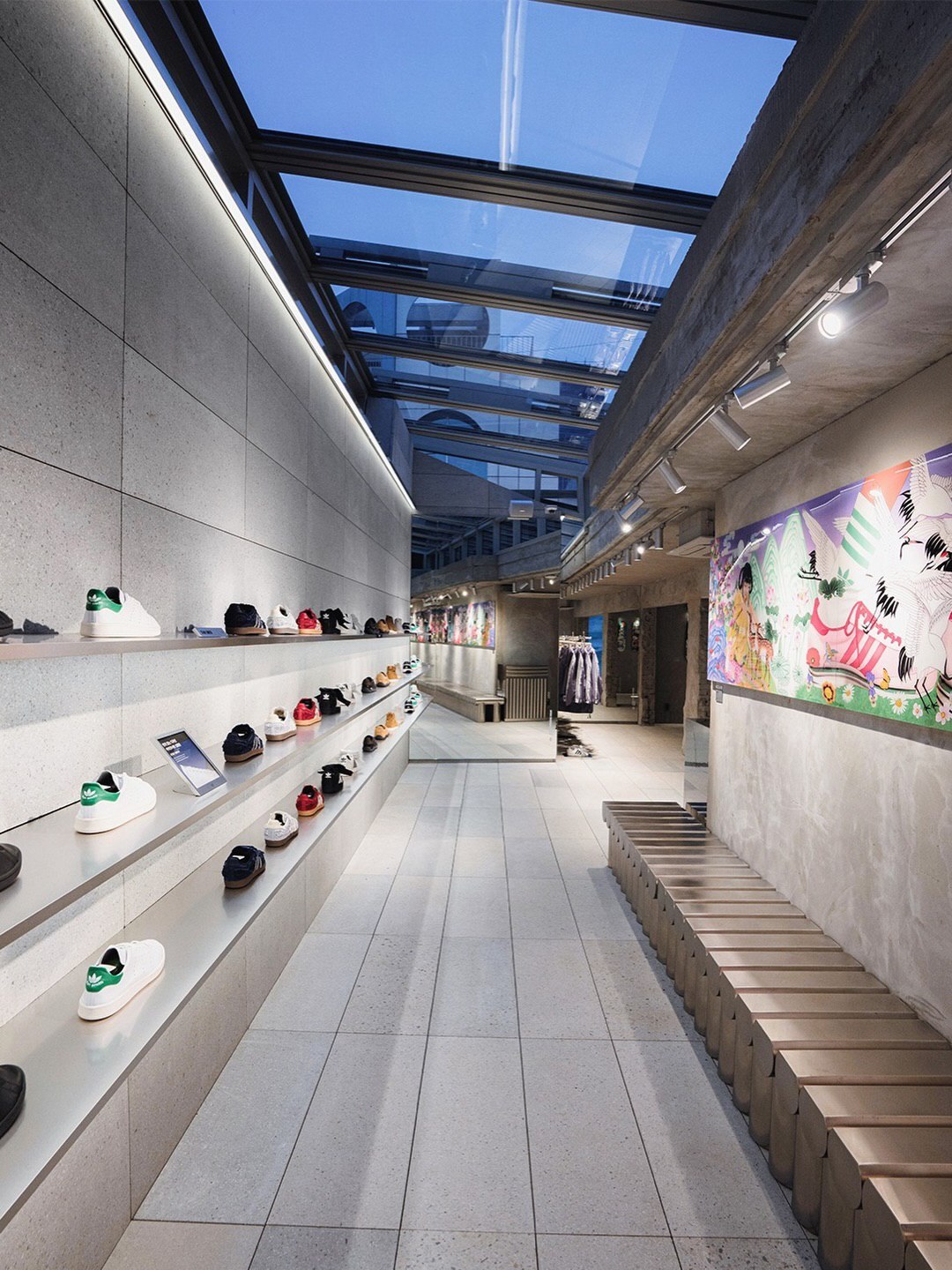 تصویری از نمای خارجی فروشگاه پرچم‌دار آدیداس اُریجینالز دوسان (Adidas Originals Flagship Dosan) در سئول کره جنوبی، ساختمانی که در اصل یک خانه مسکونی بوده و اکنون تحت بازسازی برای تبدیل کاربری به یک فضای تجاری بزرگ و مدرن برای عرضه محصولات آدیداس قرار گرفت