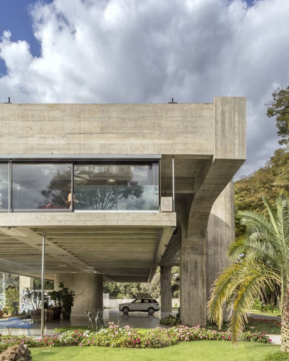 تصویری از یکی از بناهای نمادین سبک بروتالیسم در برزیل، احتمالاً ساختمان دانشکده معماری و شهرسازی دانشگاه سائوپائولو یا ساختمان کوپان، که سازه‌ای عظیم از بتن خام و سفید بوده و نشان‌دهنده نقش این سبک در توسعه ساختمان‌های عمومی و دانشگاهی در برزیل است.