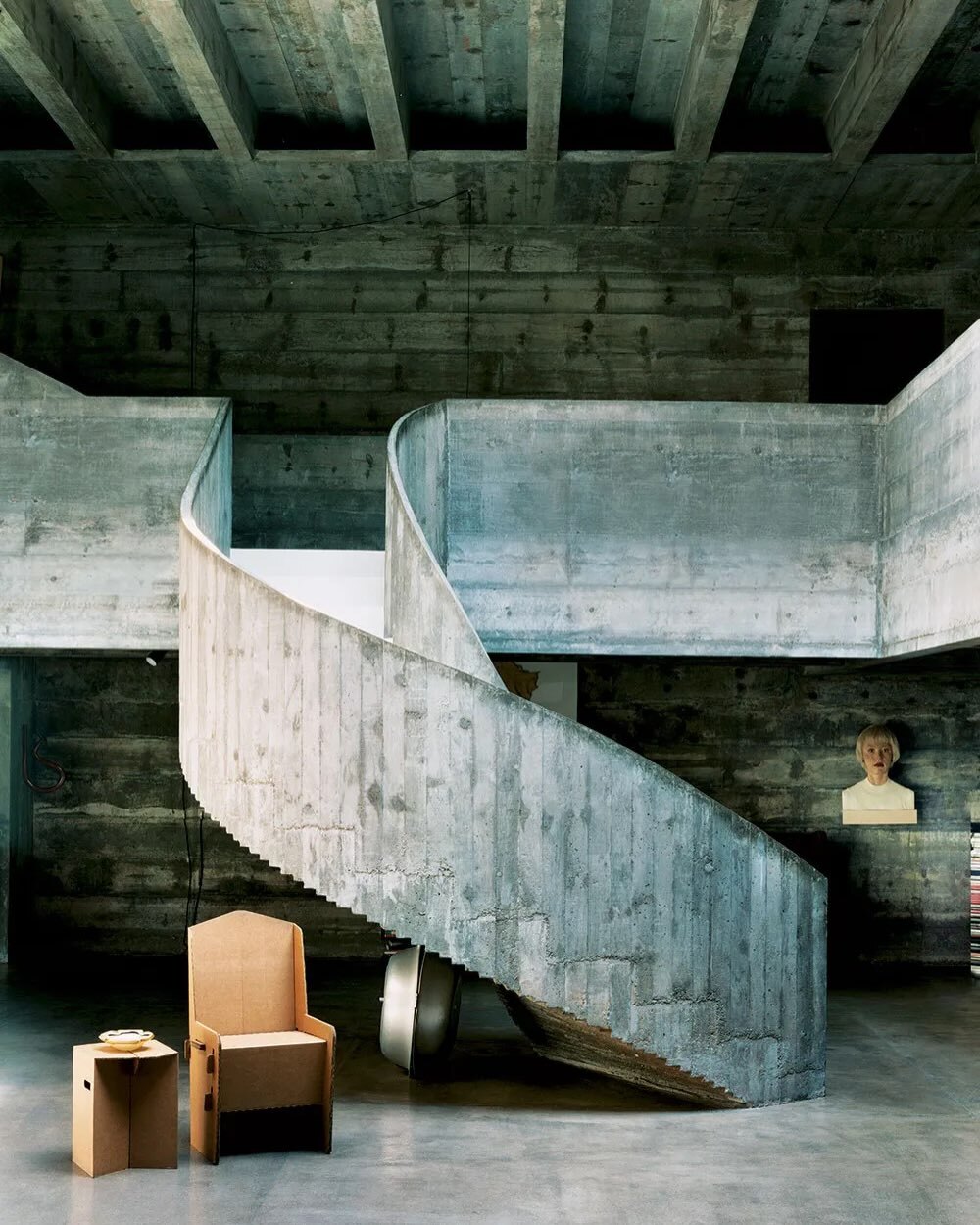 تصویری از یکی از بناهای نمادین سبک بروتالیسم در برزیل، احتمالاً ساختمان دانشکده معماری و شهرسازی دانشگاه سائوپائولو یا ساختمان کوپان، که سازه‌ای عظیم از بتن خام و سفید بوده و نشان‌دهنده نقش این سبک در توسعه ساختمان‌های عمومی و دانشگاهی در برزیل است.