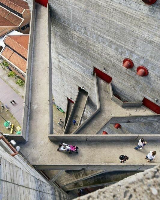 تصویری از یکی از بناهای نمادین سبک بروتالیسم در برزیل، احتمالاً ساختمان دانشکده معماری و شهرسازی دانشگاه سائوپائولو یا ساختمان کوپان، که سازه‌ای عظیم از بتن خام و سفید بوده و نشان‌دهنده نقش این سبک در توسعه ساختمان‌های عمومی و دانشگاهی در برزیل است.