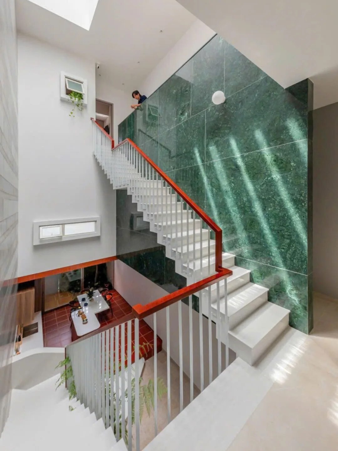 نمای خارجی و داخلی خانه چهار طبقه «شهر غربی» (Casa Cidade do Oeste) در ویتنام با مساحت ۹۰ متر مربع، که طراحی آن شامل نمای ساده، لایههای انبوه گیاهی برای حفظ حریم خصوصی، و فضاهای داخلی پلان باز با نورگیر مرکزی برای ایجاد محیطی آرام و روشن است. نمای خارجی و داخلی خانه چهار طبقه «شهر غربی» (Casa Cidade do Oeste) در ویتنام با مساحت ۹۰ متر مربع، که طراحی آن شامل نمای ساده، لایههای انبوه گیاهی برای حفظ حریم خصوصی، و فضاهای داخلی پلان باز با نورگیر مرکزی برای ایجاد محیطی آرام و روشن است.