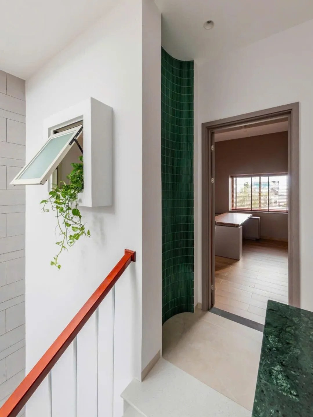 نمای خارجی و داخلی خانه چهار طبقه «شهر غربی» (Casa Cidade do Oeste) در ویتنام با مساحت ۹۰ متر مربع، که طراحی آن شامل نمای ساده، لایه‌های انبوه گیاهی برای حفظ حریم خصوصی، و فضاهای داخلی پلان باز با نورگیر مرکزی برای ایجاد محیطی آرام و روشن است.