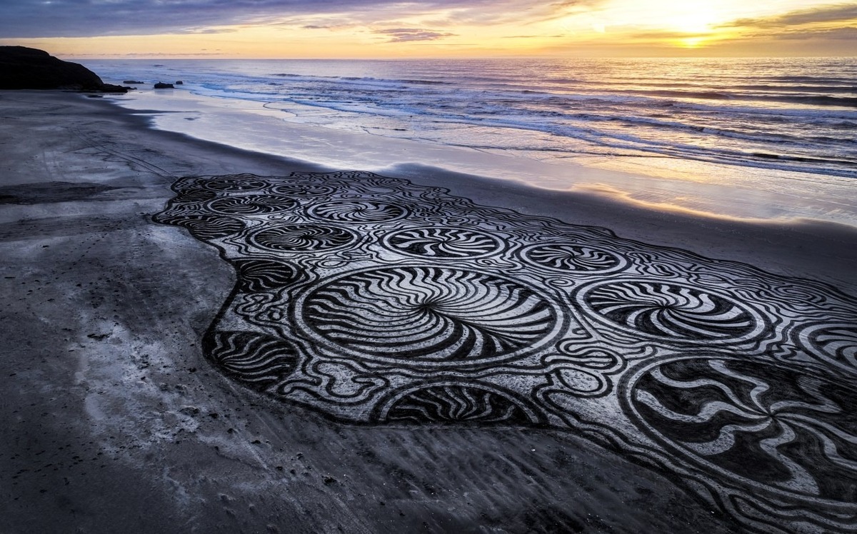 جادوی لحظه‌ای روی ماسه‌های برایتون؛ وقتی هنر با طبیعت هم‌نفس می‌شود