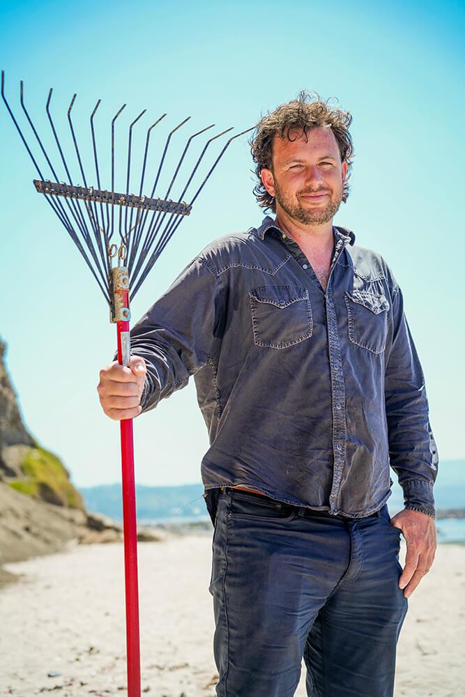 برایتون دنوان با یک چنگک در دست