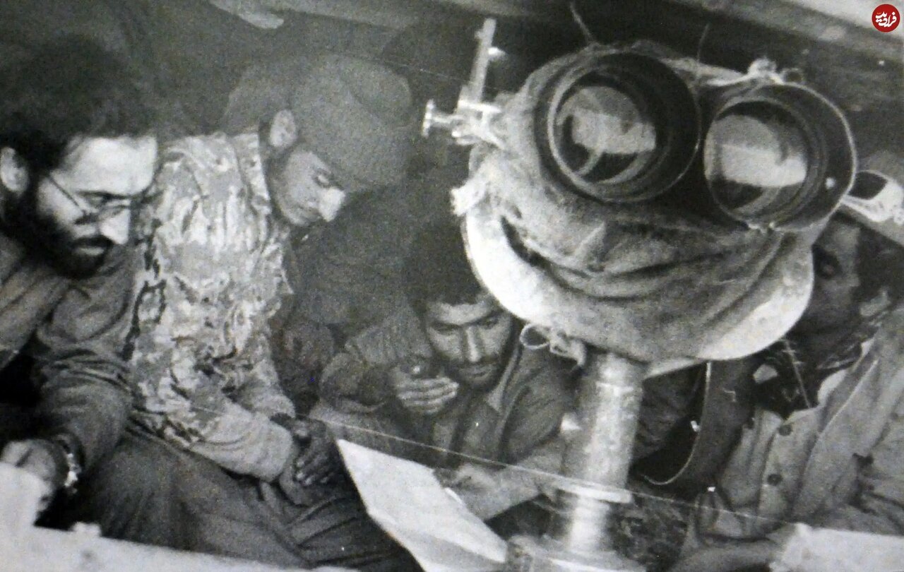  پدر صنعت موشکی در حال بررسی موقعیت دشمن در جبهه؛ دهه ۶۰