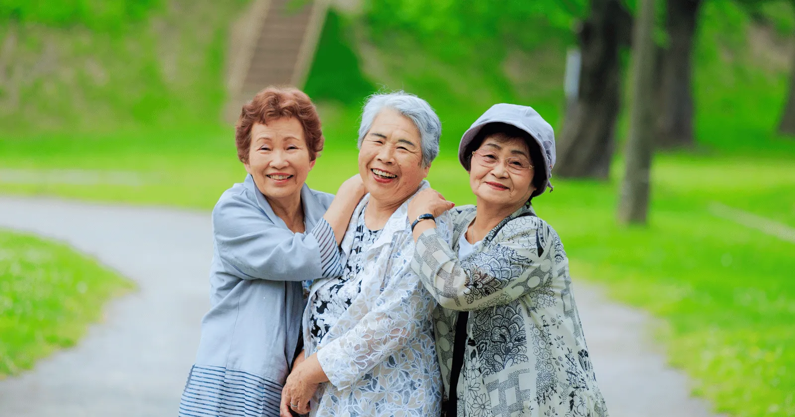 زنان مسن ژاپنی در حال پیاده روی در طبیعت
