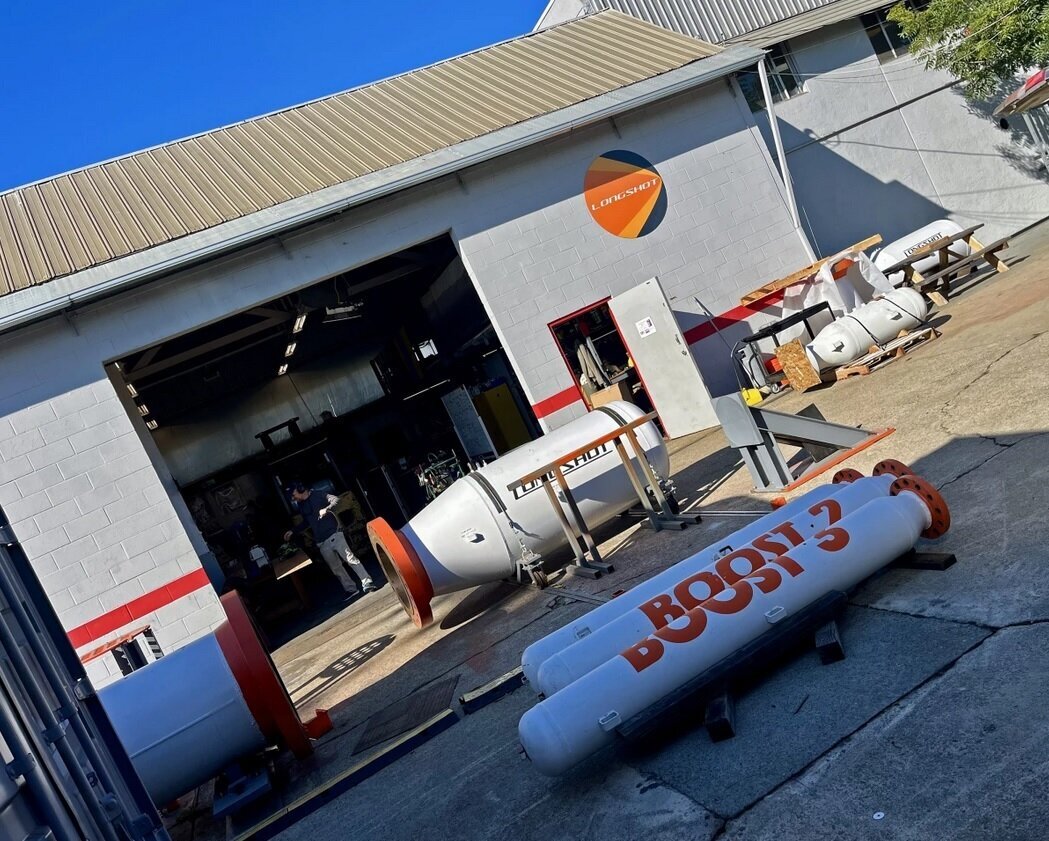 تیم HARP با جوش دادن دو لوله توپ دریایی بزرگ، یک توپ هیولای ۳۶ متری ساخته و با استفاده از آن توانستند چیزی به نام مارلت ۲C را تا ارتفاع ۱۸۰ کیلومتری (بالاتر از خط کارمن، مرز فضا) پرتاب کنند.