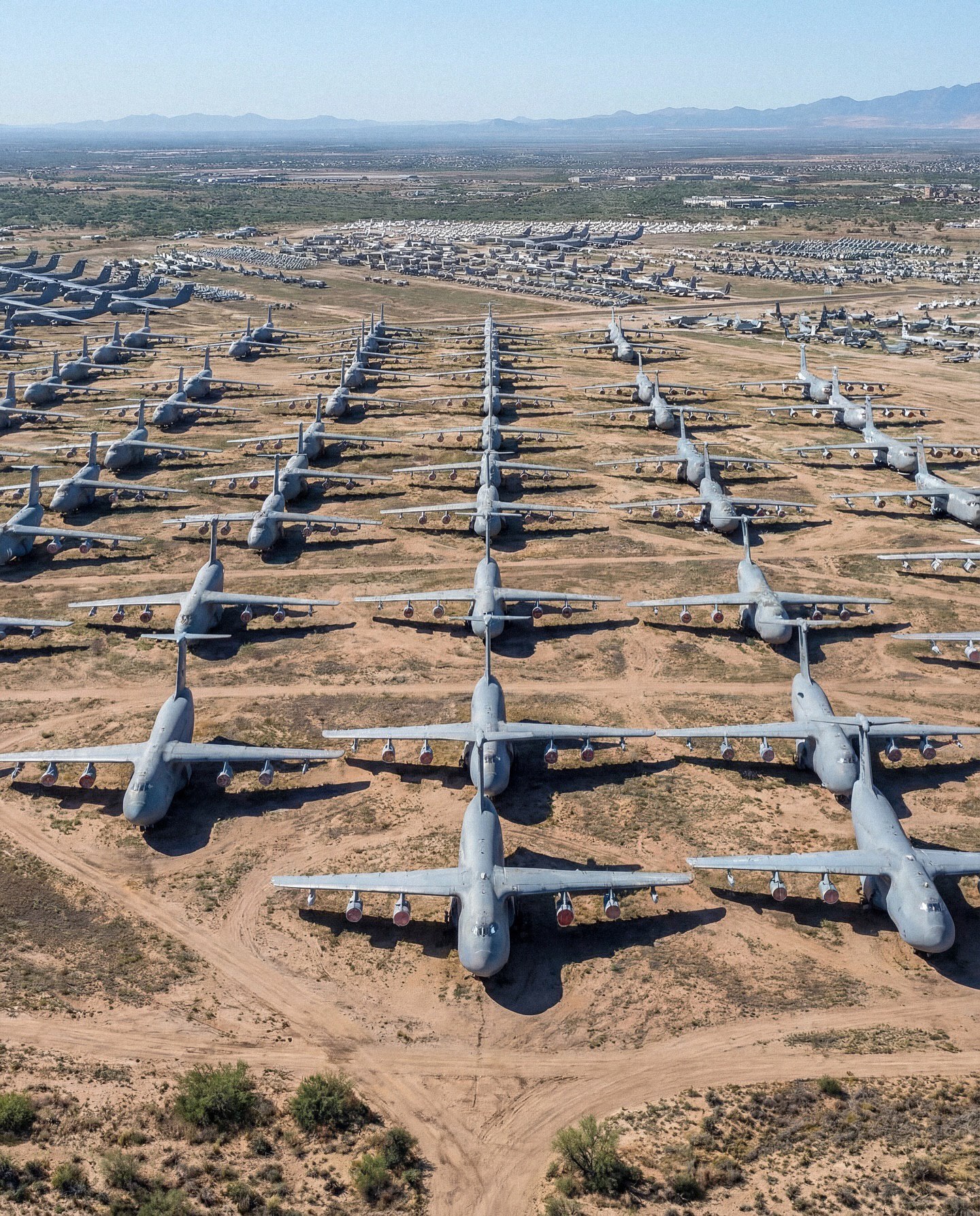 در پایگاه نیروی هوایی دیویس–مونثان در آریزونا، «گورستان هواپیماها» بزرگ‌ ترین مجموعه هواپیماهای بازنشسته جهان را در خود جای داده است. حدود 4000 هواپیما از نیروهای مسلح آمریکا، سازمان‌ های دولتی و متحدان خارجی، در مساحتی حدود 2600 هکتار نگهداری می‌ شوند. 