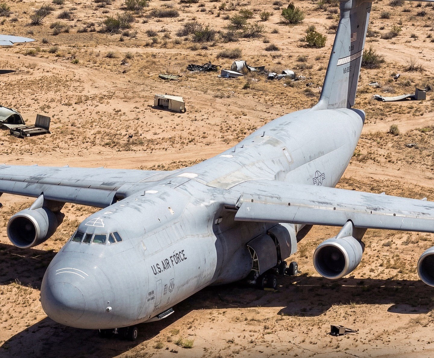 در پایگاه نیروی هوایی دیویس–مونثان در آریزونا، «گورستان هواپیماها» بزرگ‌ ترین مجموعه هواپیماهای بازنشسته جهان را در خود جای داده است. حدود 4000 هواپیما از نیروهای مسلح آمریکا، سازمان‌ های دولتی و متحدان خارجی، در مساحتی حدود 2600 هکتار نگهداری می‌ شوند. 