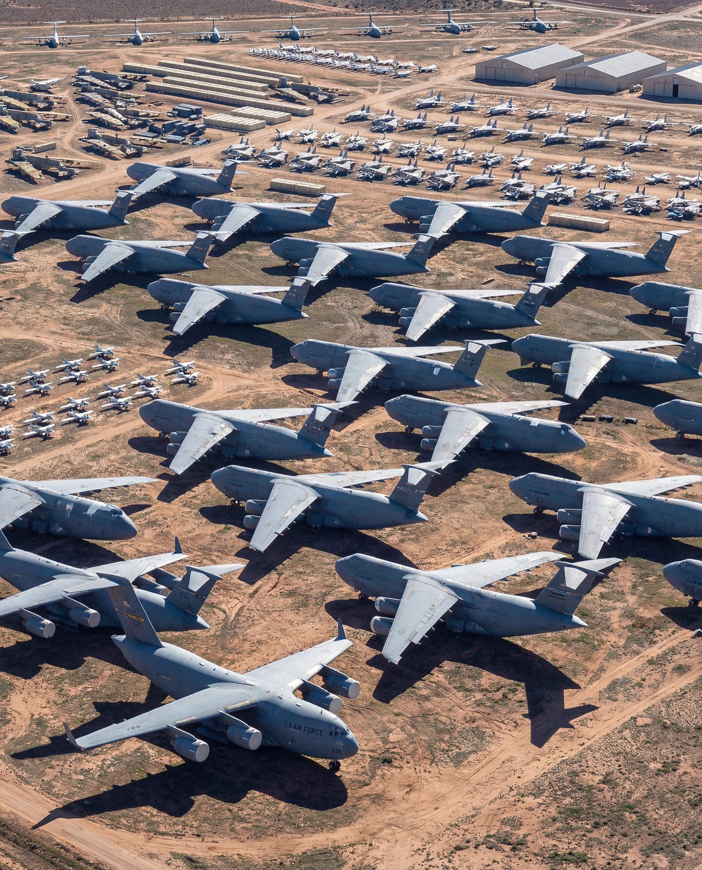 در پایگاه نیروی هوایی دیویس–مونثان در آریزونا، «گورستان هواپیماها» بزرگ‌ ترین مجموعه هواپیماهای بازنشسته جهان را در خود جای داده است. حدود 4000 هواپیما از نیروهای مسلح آمریکا، سازمان‌ های دولتی و متحدان خارجی، در مساحتی حدود 2600 هکتار نگهداری می‌ شوند. 