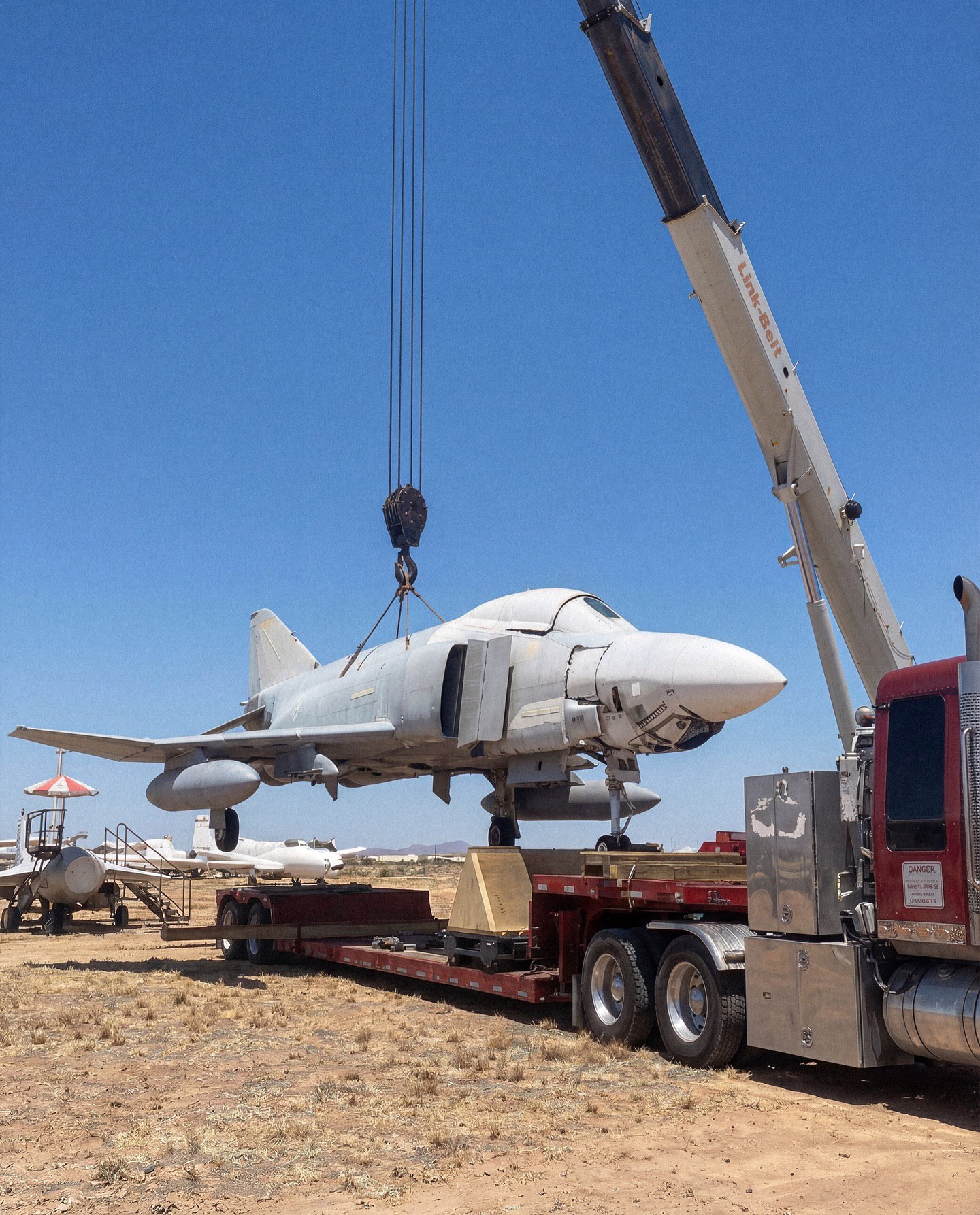 در پایگاه نیروی هوایی دیویس–مونثان در آریزونا، «گورستان هواپیماها» بزرگ‌ ترین مجموعه هواپیماهای بازنشسته جهان را در خود جای داده است. حدود 4000 هواپیما از نیروهای مسلح آمریکا، سازمان‌ های دولتی و متحدان خارجی، در مساحتی حدود 2600 هکتار نگهداری می‌ شوند. 