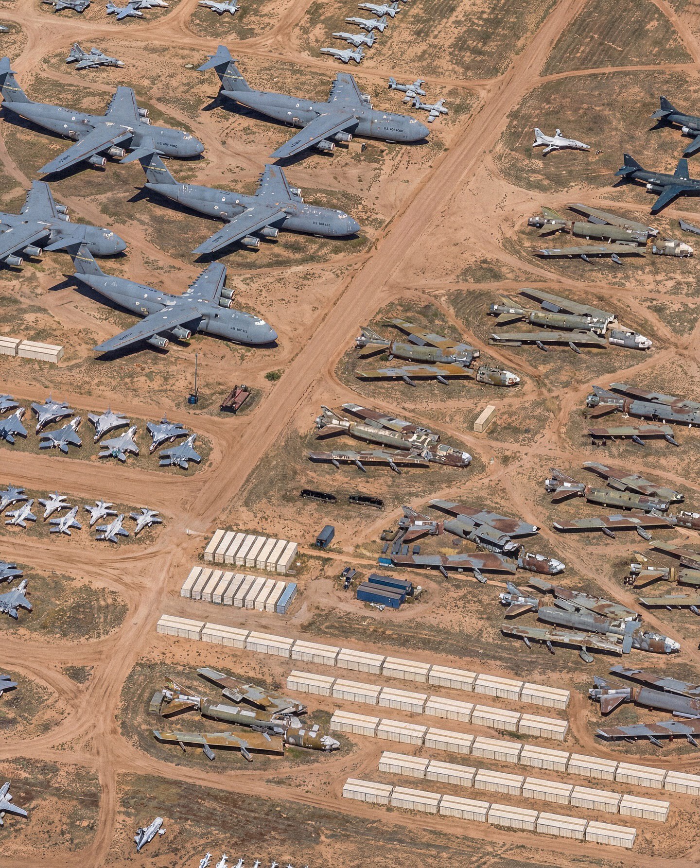 در پایگاه نیروی هوایی دیویس–مونثان در آریزونا، «گورستان هواپیماها» بزرگ‌ ترین مجموعه هواپیماهای بازنشسته جهان را در خود جای داده است. حدود 4000 هواپیما از نیروهای مسلح آمریکا، سازمان‌ های دولتی و متحدان خارجی، در مساحتی حدود 2600 هکتار نگهداری می‌ شوند. 