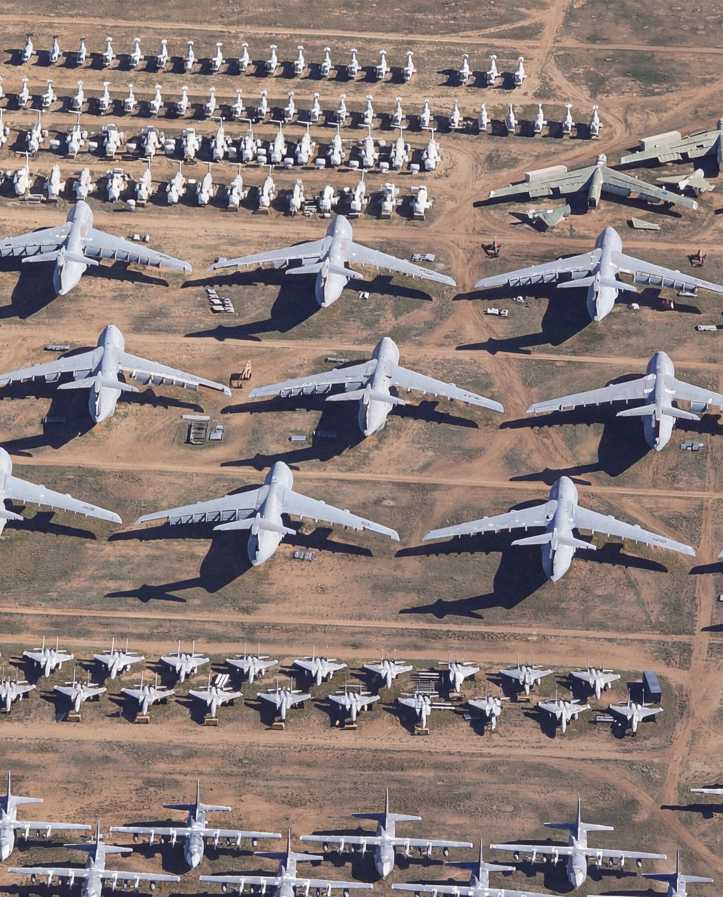 در پایگاه نیروی هوایی دیویس–مونثان در آریزونا، «گورستان هواپیماها» بزرگ‌ ترین مجموعه هواپیماهای بازنشسته جهان را در خود جای داده است. حدود 4000 هواپیما از نیروهای مسلح آمریکا، سازمان‌ های دولتی و متحدان خارجی، در مساحتی حدود 2600 هکتار نگهداری می‌ شوند. 