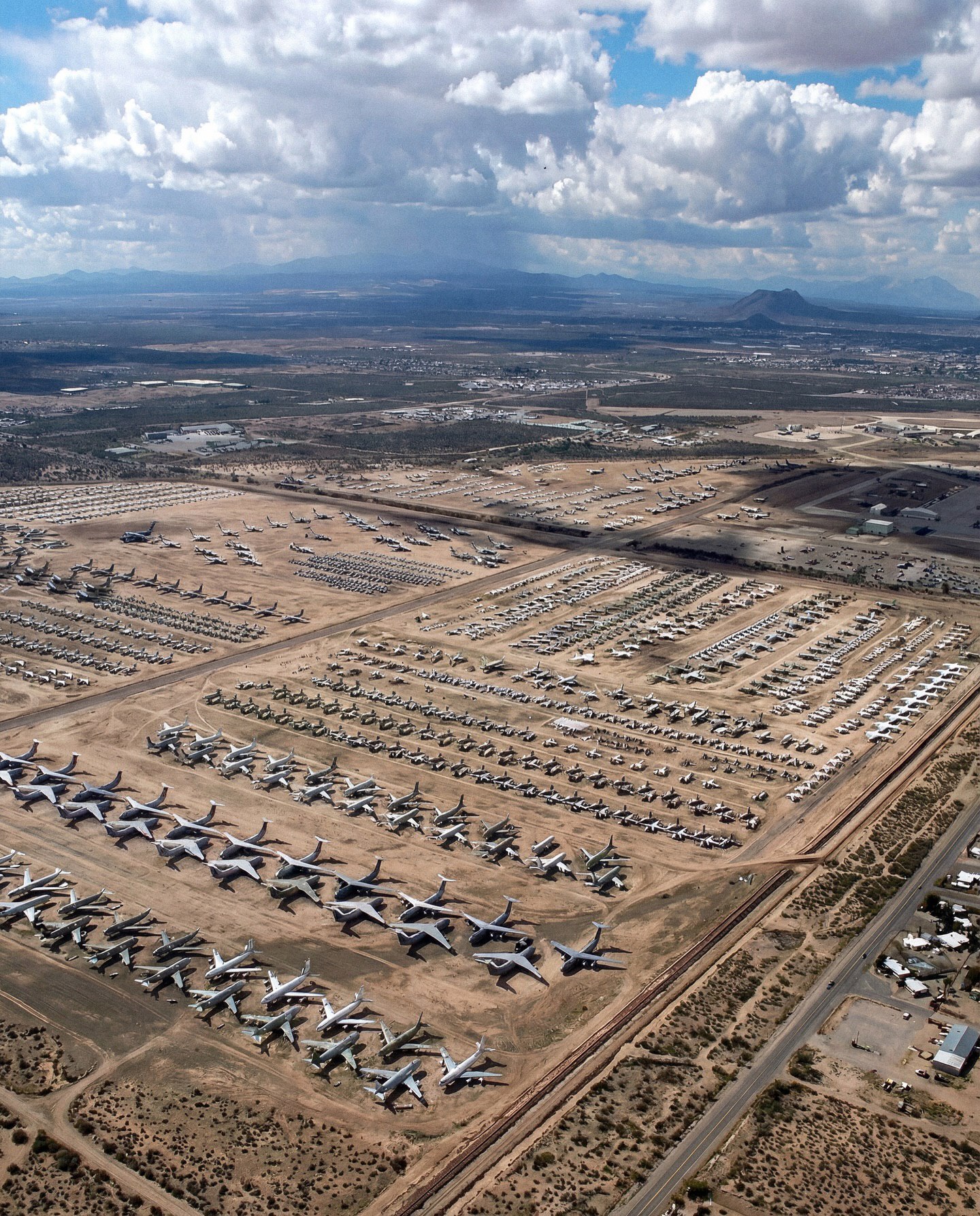 در پایگاه نیروی هوایی دیویس–مونثان در آریزونا، «گورستان هواپیماها» بزرگ‌ ترین مجموعه هواپیماهای بازنشسته جهان را در خود جای داده است. حدود 4000 هواپیما از نیروهای مسلح آمریکا، سازمان‌ های دولتی و متحدان خارجی، در مساحتی حدود 2600 هکتار نگهداری می‌ شوند. 