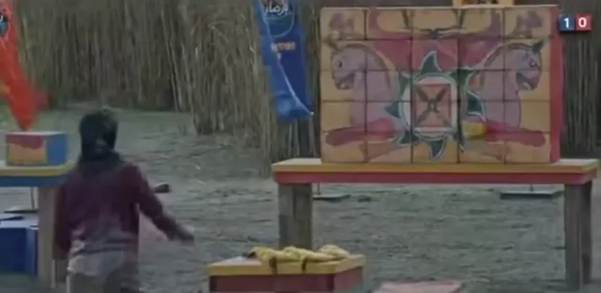 پرتاب سنگ به تصویر نمادهای باستانی ایران در یک مسابقه در شبکه نمایش خانگی