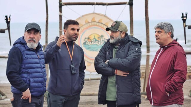 سیامک انصاری و مهران غفوریان همراه با عوامل در یک مسابقۀ شبکه نمایش خانگی که در آن شرکت‌کنندگان با سنگ به هدف‌هایی برگرفته از نمادهای هویتی و اسطوره‌ای ایران نشانه می‌رفتند