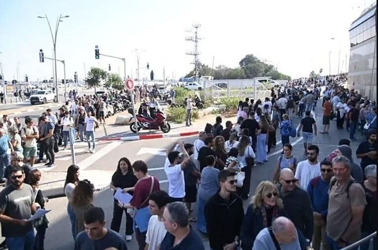 صف طولانی مقابل سفارت پرتغال در تل آویو صف طولانی مقابل سفارت پرتغال در تل آویو