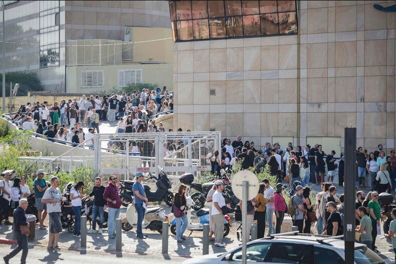 صف طولانی در مقابل سفارت پرتغال در تل آویو صف طولانی در مقابل سفارت پرتغال در تل آویو