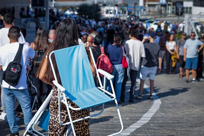 صف طولانی در مقابل سفارت پرتغال در تل آویو صف طولانی در مقابل سفارت پرتغال در تل آویو