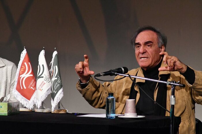 قطب‌الدین صادقی در دومین نشست از سلسله نشست‌های این جشنواره که در سالن استاد ناظرزاده کرمانی تماشاخانه‌ ایرانشهر