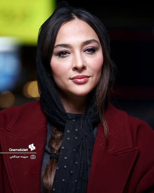 پالتوی قرمز آناهیتا درگاهی