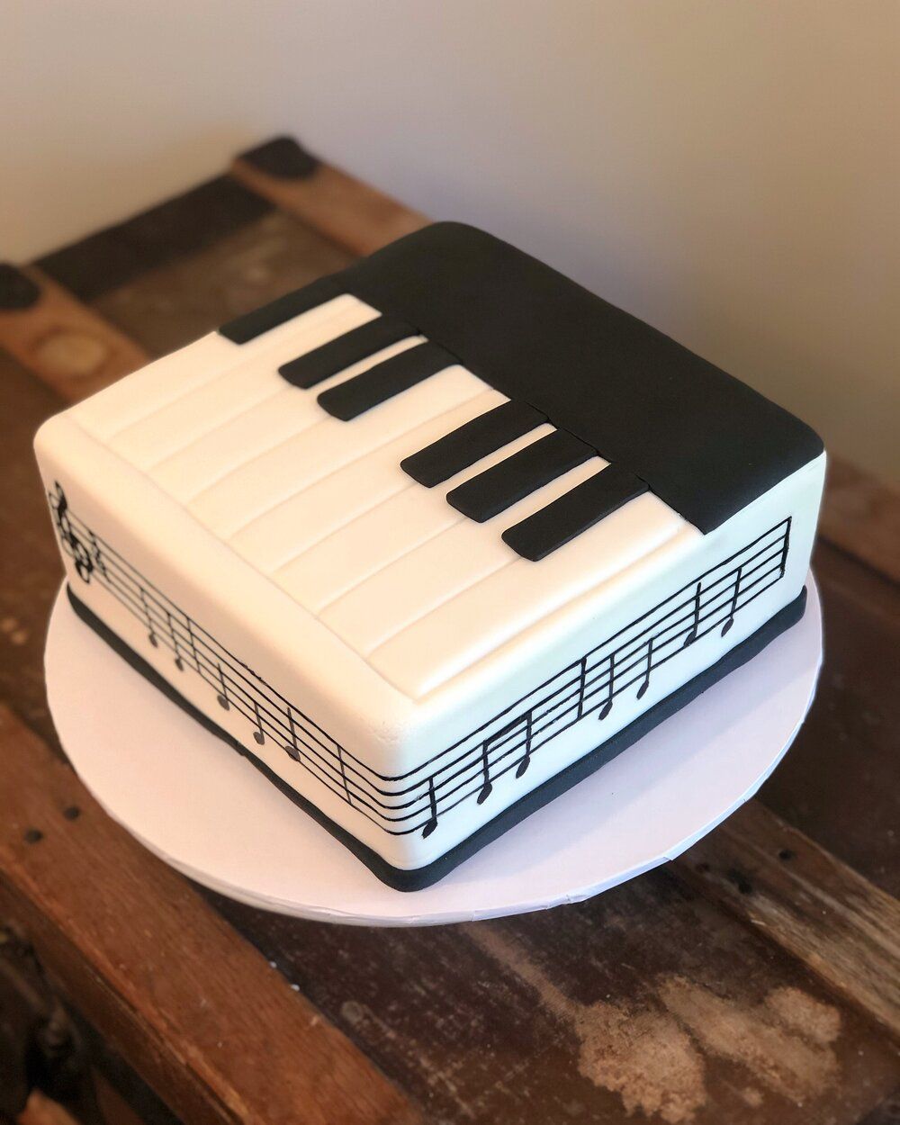 کیک تولد سفید مشکی مردانه