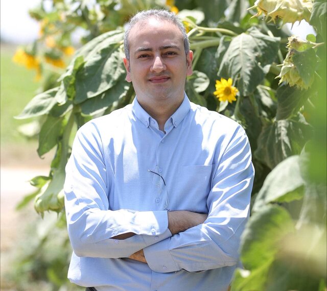 فرهاد قربان‌زاده: چرا وام‌گیری‌های بی‌رویه واژگان انگلیسی نسل جوان را سردرگم کرده است؟