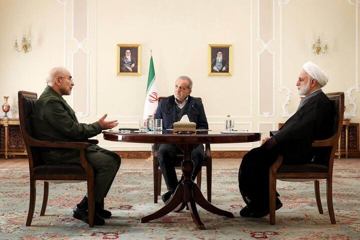 دیدار نادر پزشکیان و قالیباف در نشست سران قوا؛ لحظه‌ای که همه نگاه‌ها را به خود جلب کرد