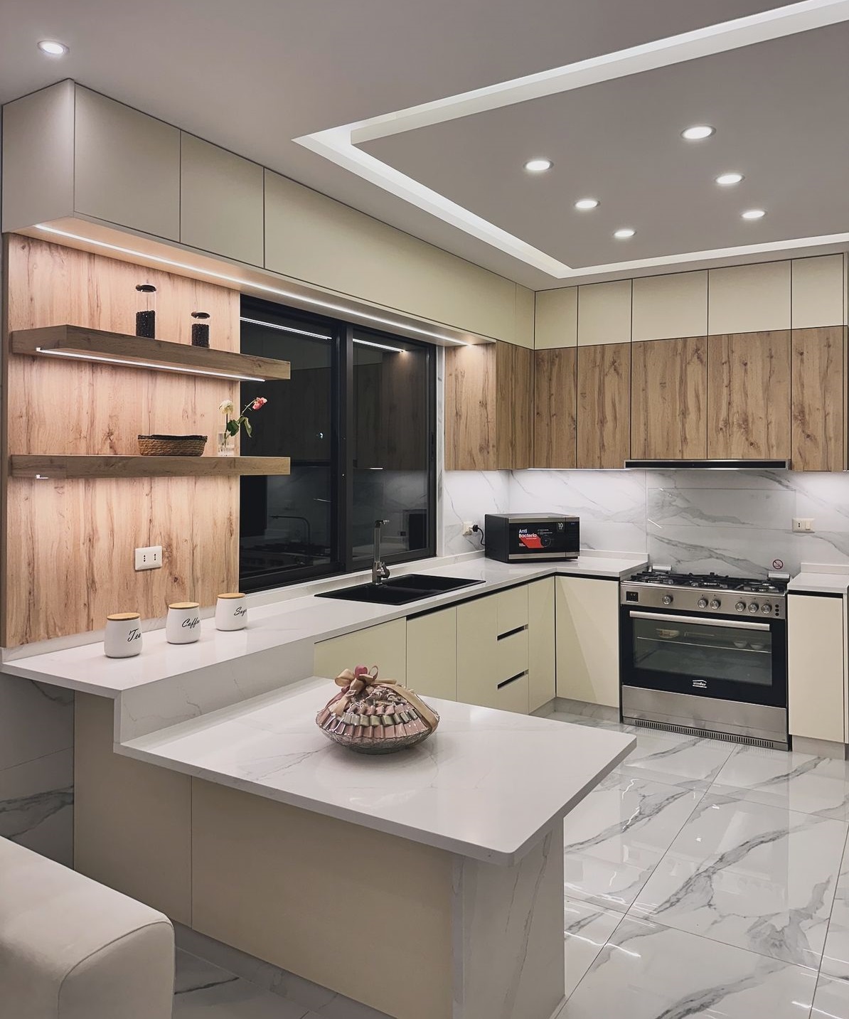 کابینت سفید و چوب