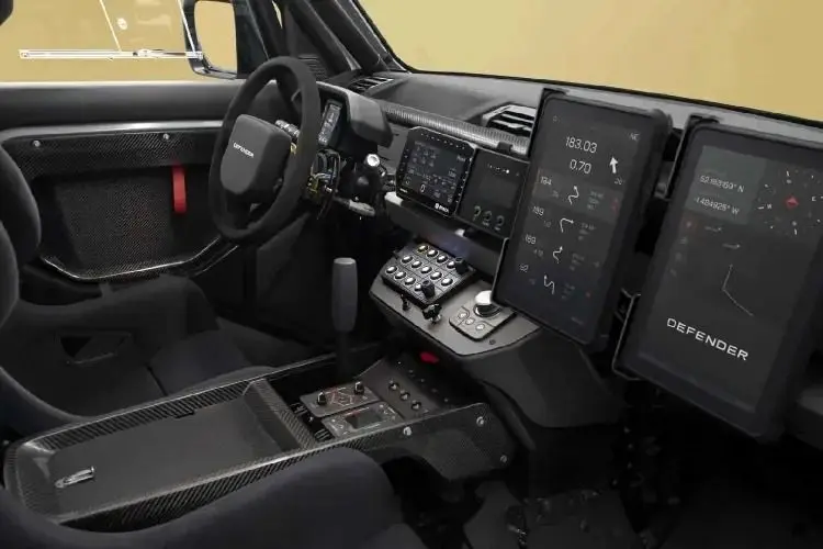 land-rover-defender-dakar-d7xr-1-copy-69268e35d80f533975310679_11zon