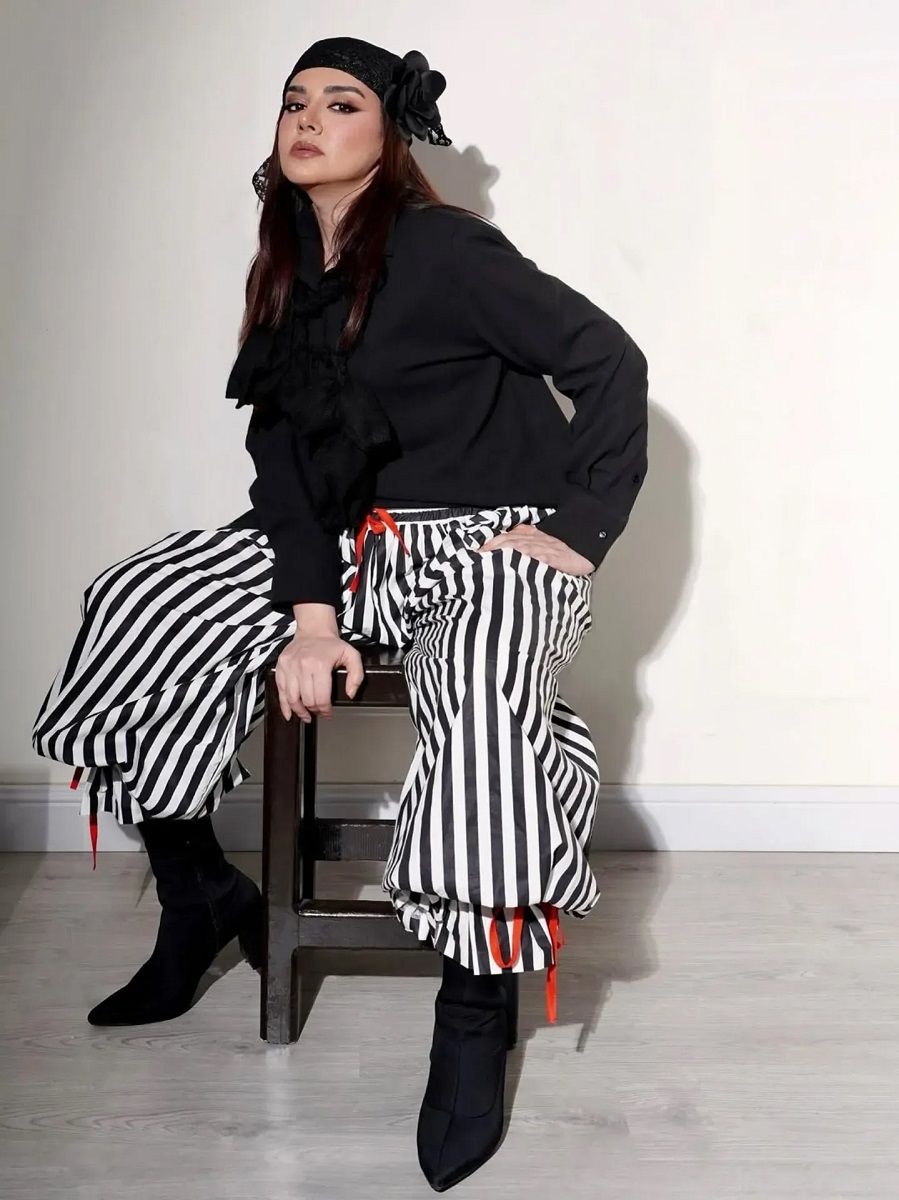 استایل ندا قاسمی با شلوار راهراه 3