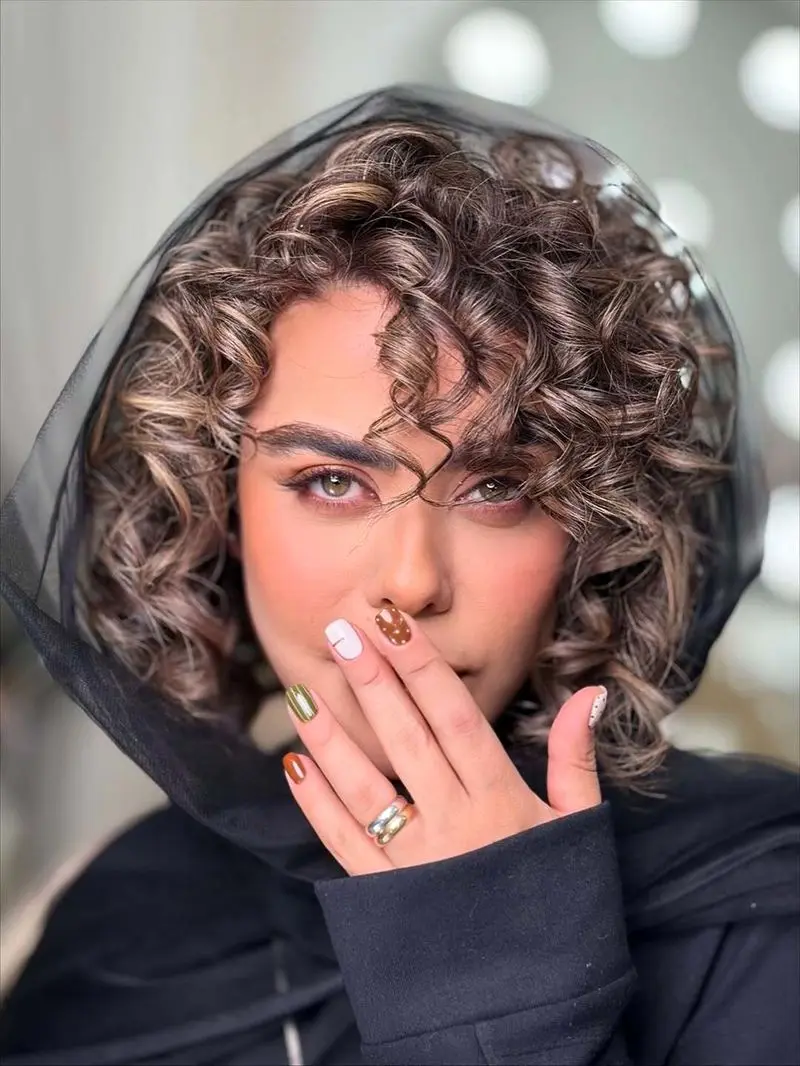 الهام اخوان در یک سالن زیبایی؛ هیر استایل و طرح ناخن جالب