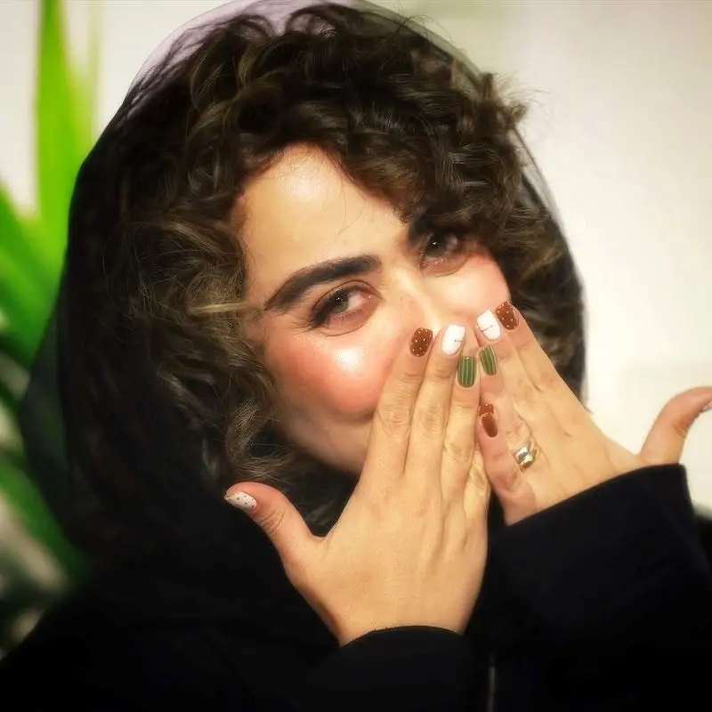 الهام اخوان در یک سالن زیبایی؛ هیر استایل و طرح ناخن جالب