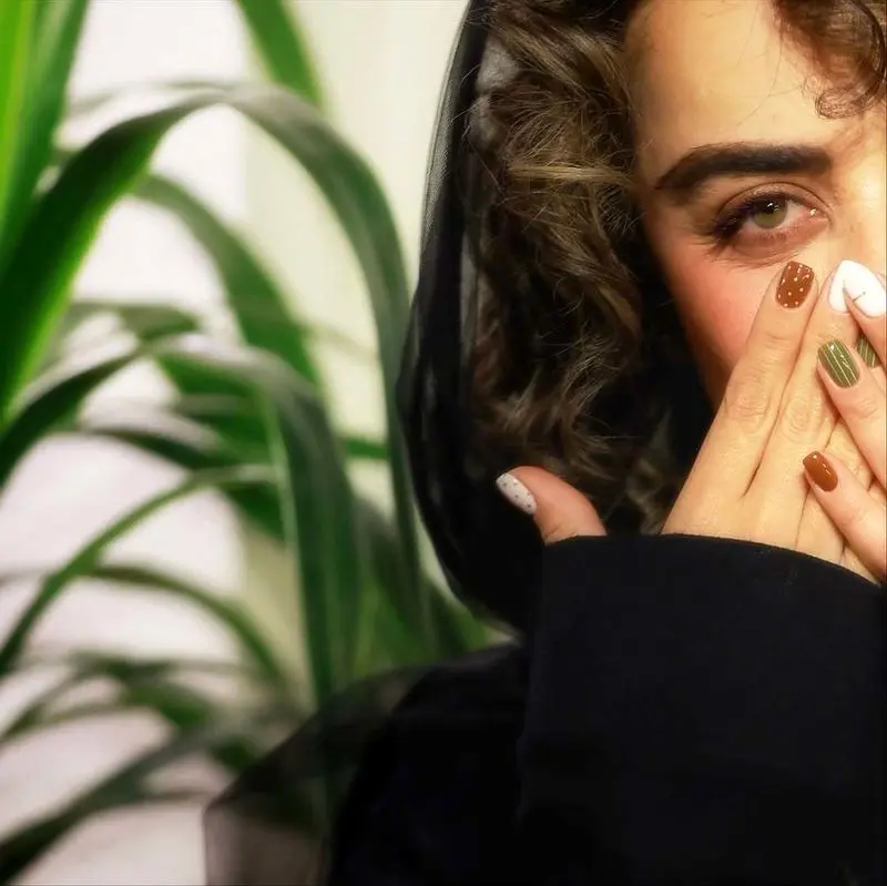 الهام اخوان در یک سالن زیبایی؛ هیر استایل و طرح ناخن جالب