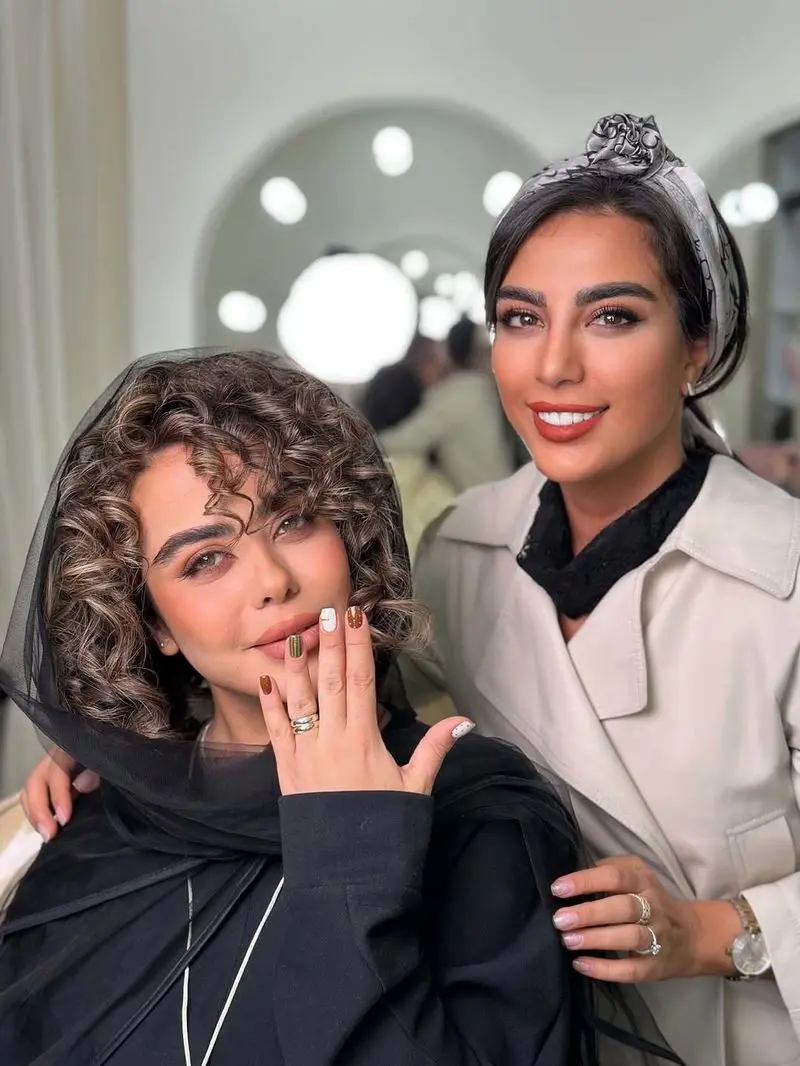 الهام اخوان در یک سالن زیبایی؛ هیر استایل و طرح ناخن جالب